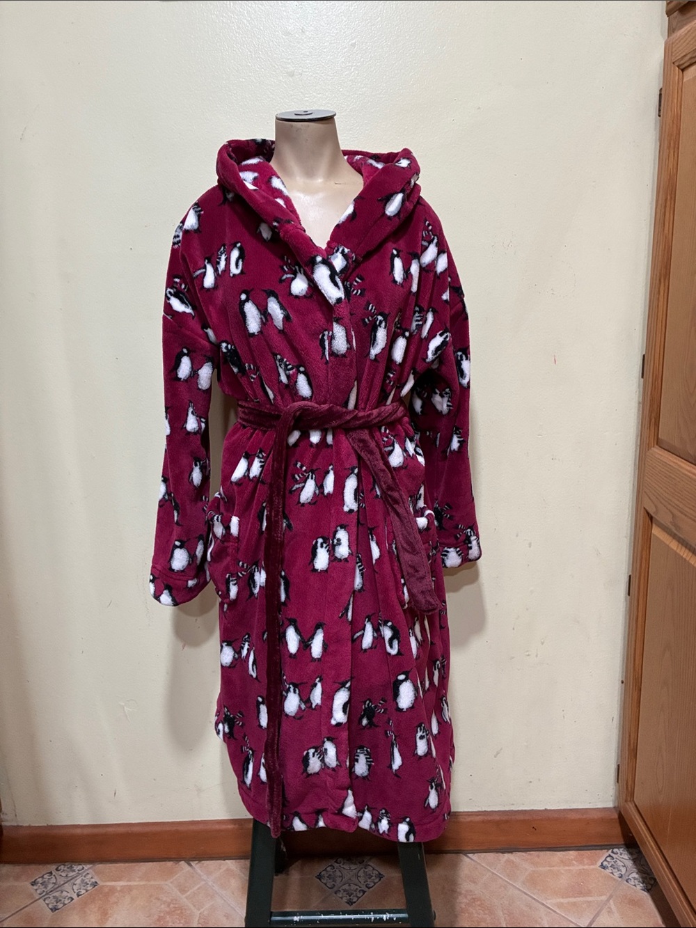 Vera Bradley Fuchsia and White Plush Hooded Robe with playful Penguin Motif